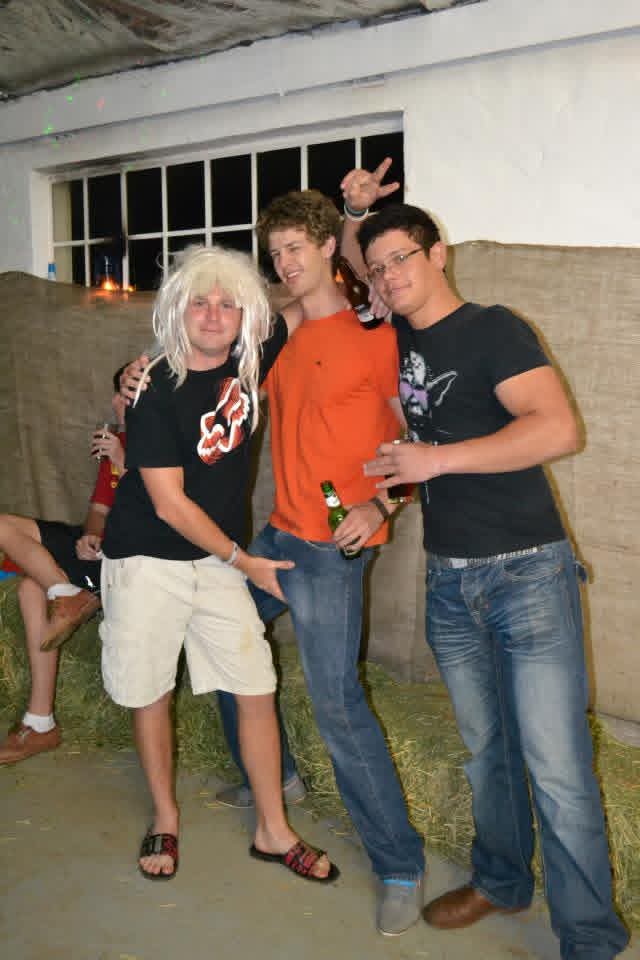 Angelo in a white wig with two friends at the party