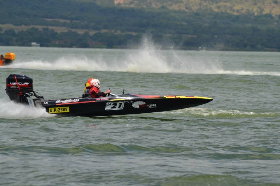 The number 21 boat carving through the lake with a long white wake behind it